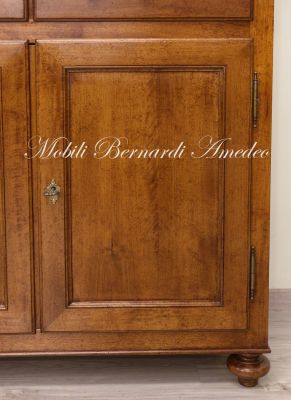 Credenza con alzata stile classico in legno massello di noce con gambe a cipolla e 2 ante a vetro